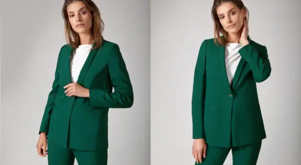Eleganckie stylizacje biznesowe damskie w odcieniu butelkowej zieleni. Modelka prezentuje zielony garnitur: marynarkę i spodnie.