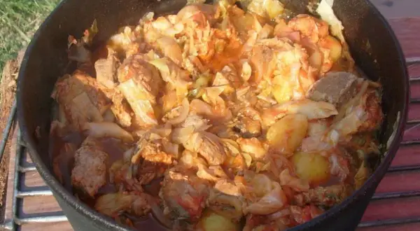 Pyszny kociołek z mięsem i kapustą, idealny na ognisko. Ten przepis na kociołek z mięsem i kapustą to gwarancja sycącego posiłku.
