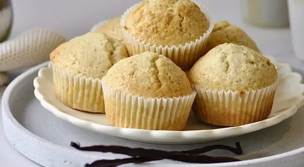 Frisch gebackene Vanille-Muffins auf einem Teller, bereit zum Genießen. Das Backen macht Spaß!