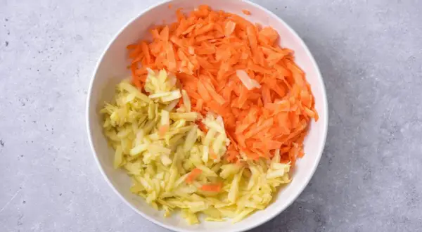 Start your healthy meal with this vibrant surówka z marchewki z majonezem. Startuje zdrowy posiłek z tą barwną surówką z marchewki z majonezem.
