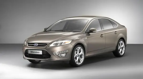 Ile litrów w baku Forda Mondeo? Zasięg i rezerwa dla każdej generacji