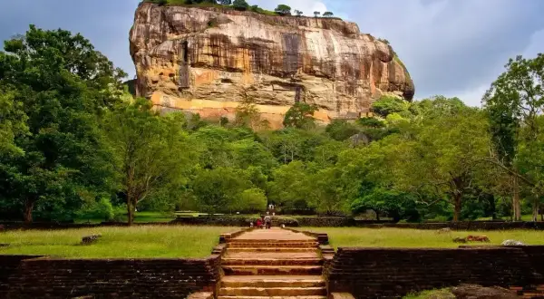 Majestatyczna skała w Pidurangali, Sri Lanka. Wrzesień to dobry miesiąc na zwiedzanie, pogoda sprzyja wędrówkom pośród bujnej zieleni.