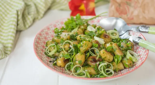 Salade de pommes de terre : la recette authentique de grand-mère