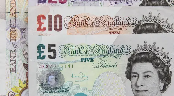 Brytyjska waluta: banknoty £5, £10 i £20 z wizerunkiem królowej Elżbiety II.