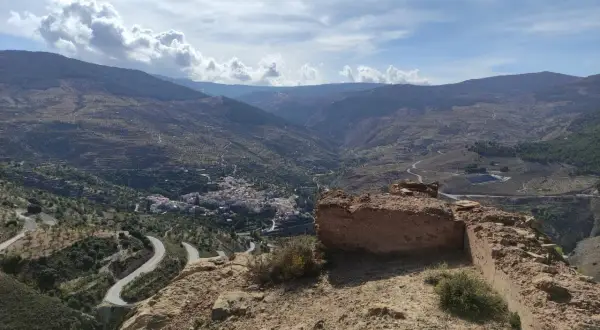 Vistas impresionantes de Bacares, un pueblo blanco en un valle rodeado de montañas y caminos sinuosos. Descubre qué ver en Bacares.
