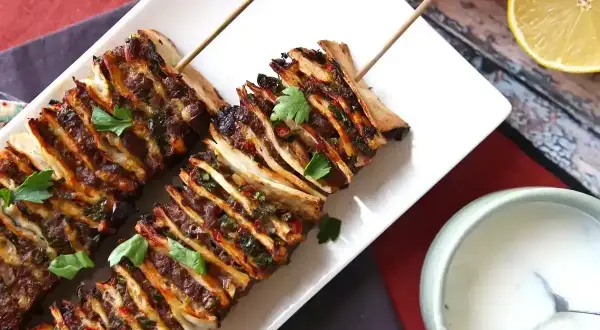 Läckra spett med köttfärs och grönsaker, perfekt för ett enkelt kebab recept. Serveras med en krämig sås.