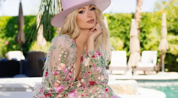 Kwiatowe stylizacje Paris Hilton, jak te delikatne dzieci kwiaty na jej sukience, podkreślają jej letni, beztroski look.