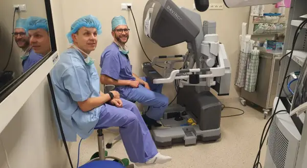 Chirurdzy przy robocie da Vinci, przygotowani do operacji Whipple'a. Dobre rokowania dzięki nowoczesnej technologii.