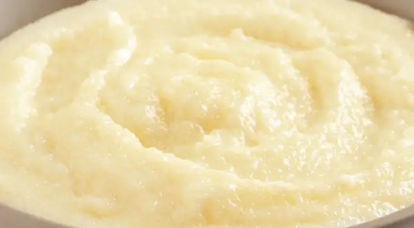 Gładka, kremowa kasza manna w miseczce. Idealna na śniadanie, prosty kasza manna przepis.