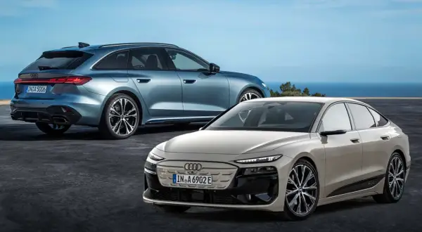 Due eleganti audi modelli, una station wagon blu e una berlina beige, si stagliano contro un cielo azzurro e il mare.