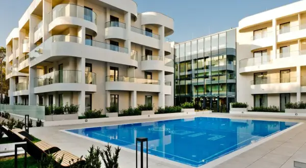 Nowoczesny hotel Lido w Juracie z basenem i tarasami.