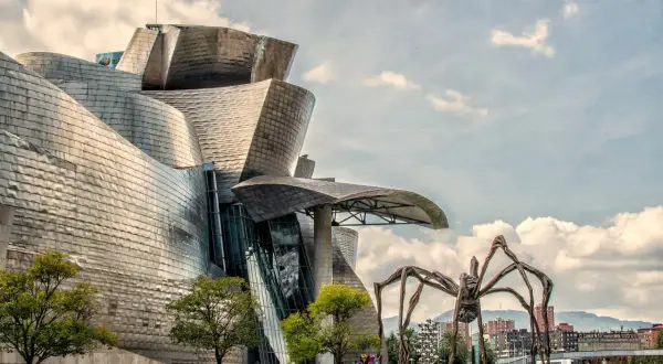 Muzeum Guggenheima w Bilbao, największe miasto kraju Basków, z rzeźbą pająka Maman.