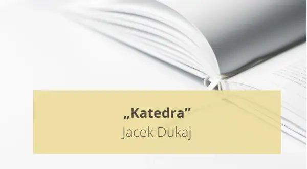 Otwarta książka z tekstem "Katedra" Jacek Dukaj na żółtym tle.