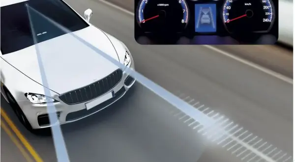 Un coche blanco con sensores en el parabrisas emite haces de luz, mostrando que es la ISA (Asistente Inteligente de Velocidad) en acción.