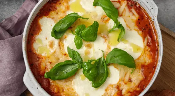 En ugnsbakad gnocchi alla sorrentina med smält mozzarella, tomatsås och färsk basilika.