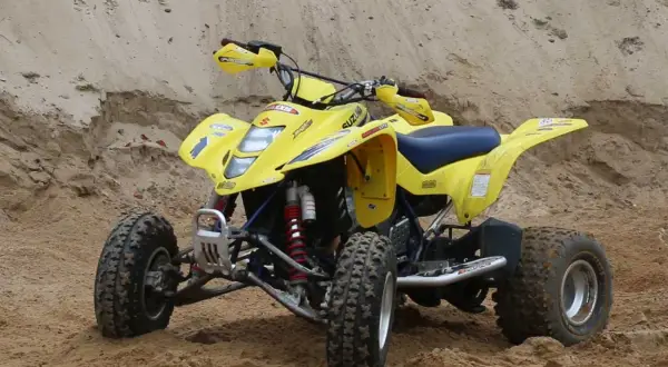 Żółty quad Suzuki LTZ 400 na piaszczystym podłożu. Poznaj suzuki ltz 400 dane techniczne i poczuj moc!