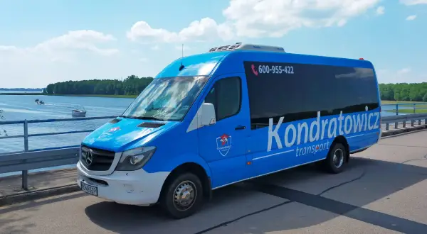 Błękitny bus Kondratowicz Transport czeka na pasażerów. Zapewnia wygodny transport z Olsztyna na Lotnisko Chopina w Warszawie.