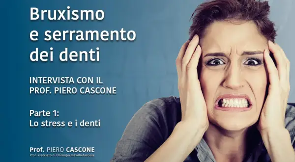 Donna con espressione di forte stress, stringere i denti psicologia: il bruxismo è un disturbo legato alla tensione.