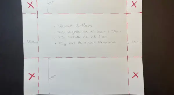 Instruktioner för hur viker man ett kuvert. Papper med mått och röda linjer visar hur man klipper och viker.