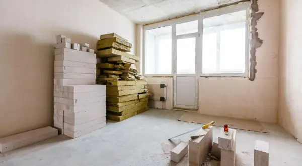 Materiały do ocieplenia ścian od wewnątrz: bloczki z betonu komórkowego i płyty z wełny mineralnej.