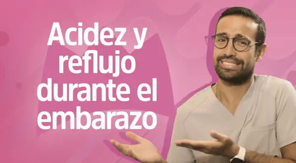 Hombre con gafas y uniforme médico explica acidez y reflujo durante el embarazo, incluso en el primer trimestre.
