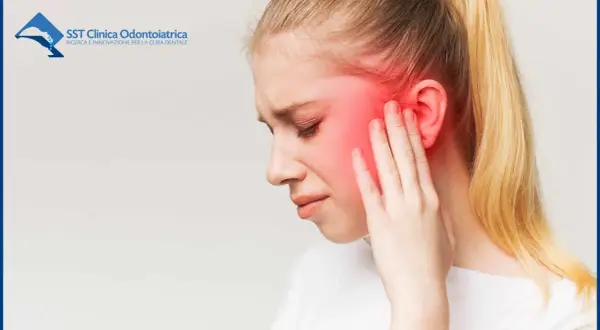 Donna con dolore alla tempia, che indica i sintomi dell'infiammazione temporo-mandibolare.