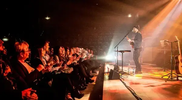 Ile trwa koncert Domagały? Sprawdź, co musisz wiedzieć!
