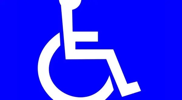 Simbolo internazionale di accessibilità. Indica la presenza di servizi per l'accompagnamento e l'invalidità, garantendo un percorso agevolato.