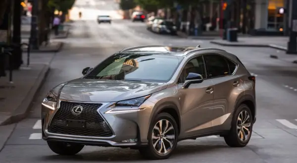 Srebrny Lexus NX na ulicy miasta. Wiele osób szuka lexus nx opinie przed zakupem.
