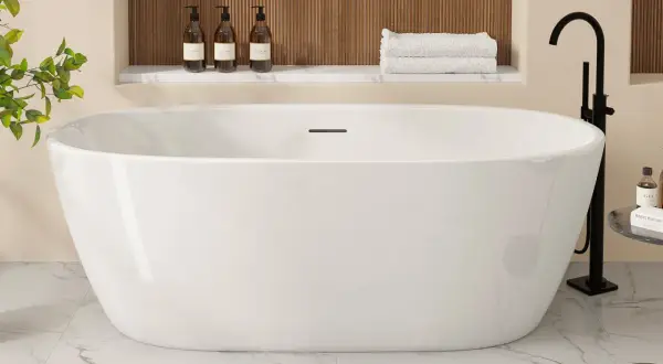 Une élégante baignoire îlot blanche, prête pour un moment de détente. La pose baignoire est mise en valeur par des accessoires de luxe.