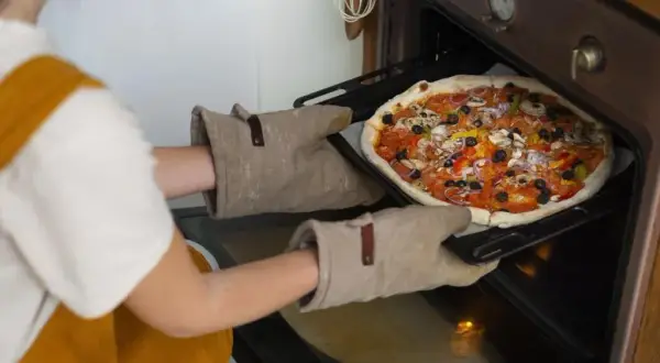 Jak piec pizzę w piekarniku, aby uniknąć przypalonego ciasta?