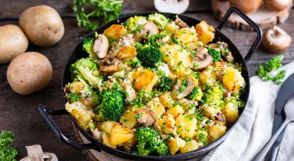 Herzhaftes Kartoffel-Brokkoli-Pfannengericht mit Pilzen. Perfekt als leichtes Abendessen für die Fettverbrennung.
