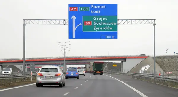 Autostrada A2/E30 z tablicą kierunkową na Poznań, Łódź, Grójec, Sochaczew i Żyrardów. Widoczna minimalna prędkość na autostradzie.