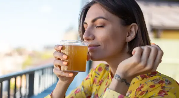 Kombucha: eliksir zdrowia? Poznaj fakty, korzyści i jak ją zrobić