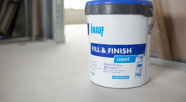 Megarón finisz czy super finish – który produkt wybrać dla idealnej gładzi?