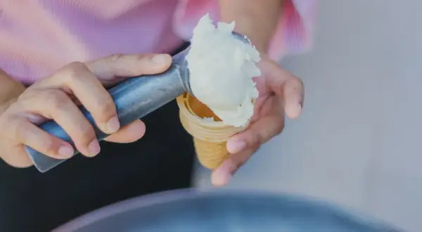 Nakładanie lodów do wafelka. Może to być ulga na ból gardła, gdy jest zimno i słodko.