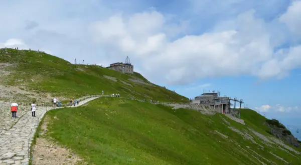 Kamienna ścieżka prowadzi na Kasprowy Wierch. Ile metrów do szczytu? Turyści podziwiają widoki z górnej stacji kolejki.
