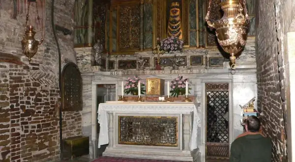 Wnętrze kaplicy z ołtarzem i obrazami. Widać tu elementy litanii loretańskiej do Najświętszej Maryi Panny.