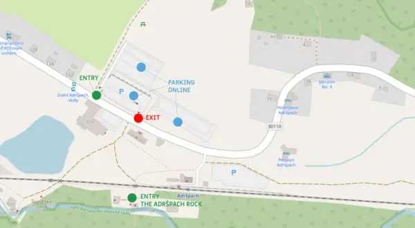 Mapa skalnego miasta Czechy: Adršpach. Wskazuje wejście, wyjście, parking i hotele.