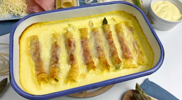 Überbackene Spargelröllchen in cremiger Sauce, ein köstliches Gericht, das Lust auf mehr macht.