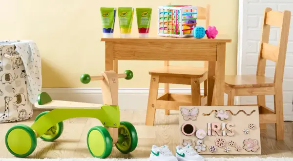 Drewniane zabawki, farby i personalizowana układanka z imieniem "Iris".