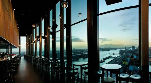 Modernes Restaurant mit Bar und fantastischer Aussicht auf den Hamburg Hafen.