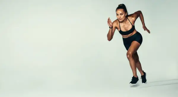 Une athlète en pleine course, incarnant la motivation, le sport et la santé. Sa détermination est palpable.