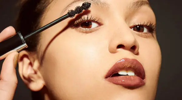 Applicazione di mascara per ciglia perfette, un segreto per come rendere un mascara waterproof e duraturo.