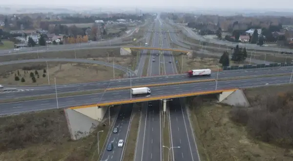 Drogi S19 Lublin-Lubartów, mosty, wiadukty i ruch samochodowy w jesiennej scenerii.