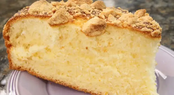 Kawałek puszystego ciasta drożdżowego z kruszonką. Czy pies może jeść ciasto drożdżowe upieczone? Lepiej nie ryzykować!