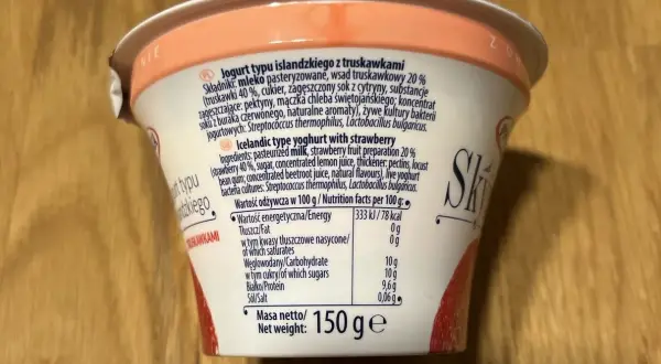 Ile kcal ma skyr truskawkowy? Sprawdź kaloryczność różnych marek
