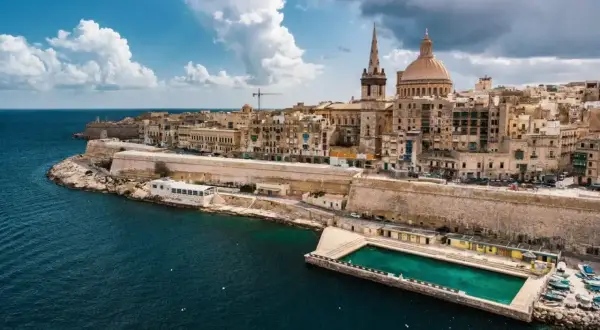 Malta, z jej zabytkową architekturą i błękitnym morzem, zachęca do zwiedzania. Czy Malta jest bezpieczna? Tak, to spokojne miejsce na wakacje.