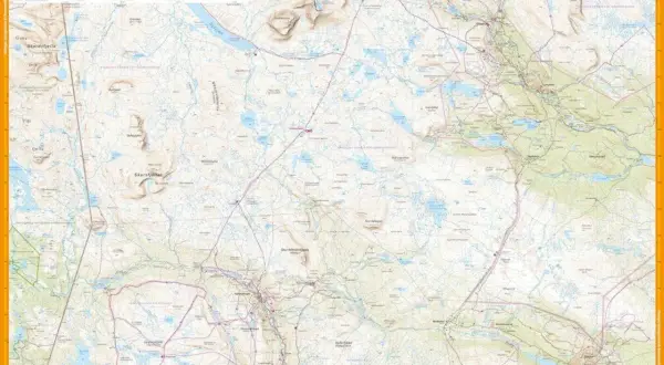 Detaljerad karta över fjällområdet kring Helagsfjället, med sjöar, vattendrag, vägar och bebyggelse.
