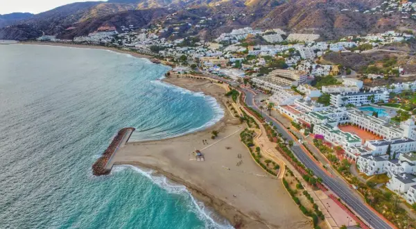 Vista aérea de las mejores playas de Mojácar, con arena dorada, aguas turquesas y un pintoresco paseo marítimo.